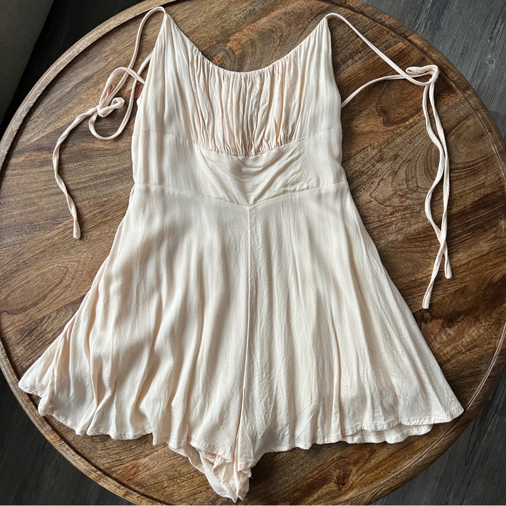 NWT Urban Outfitters Cream Colored Romper Size S - Picture 2 of 5